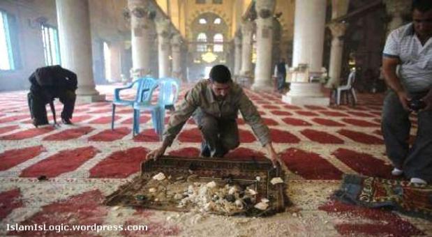 Muslims clean Al-Aqsa Mosque following Israeli invasion (Oct 2014)