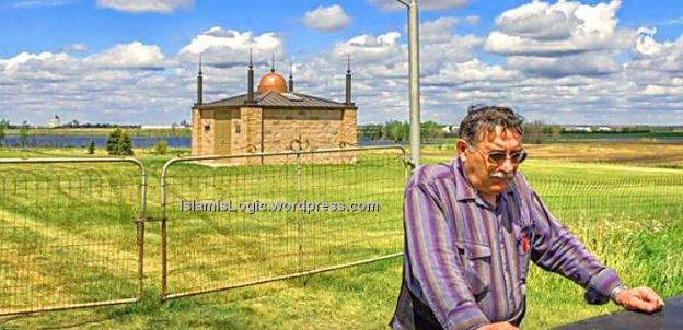 Richard Umar dengan latar belakang masjid tertua di Amerika Serikat. 